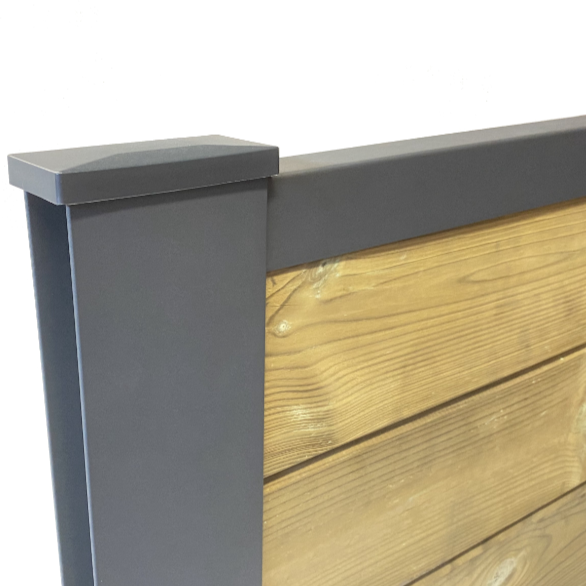 Houten schutting in stalen frame en gleufpaal