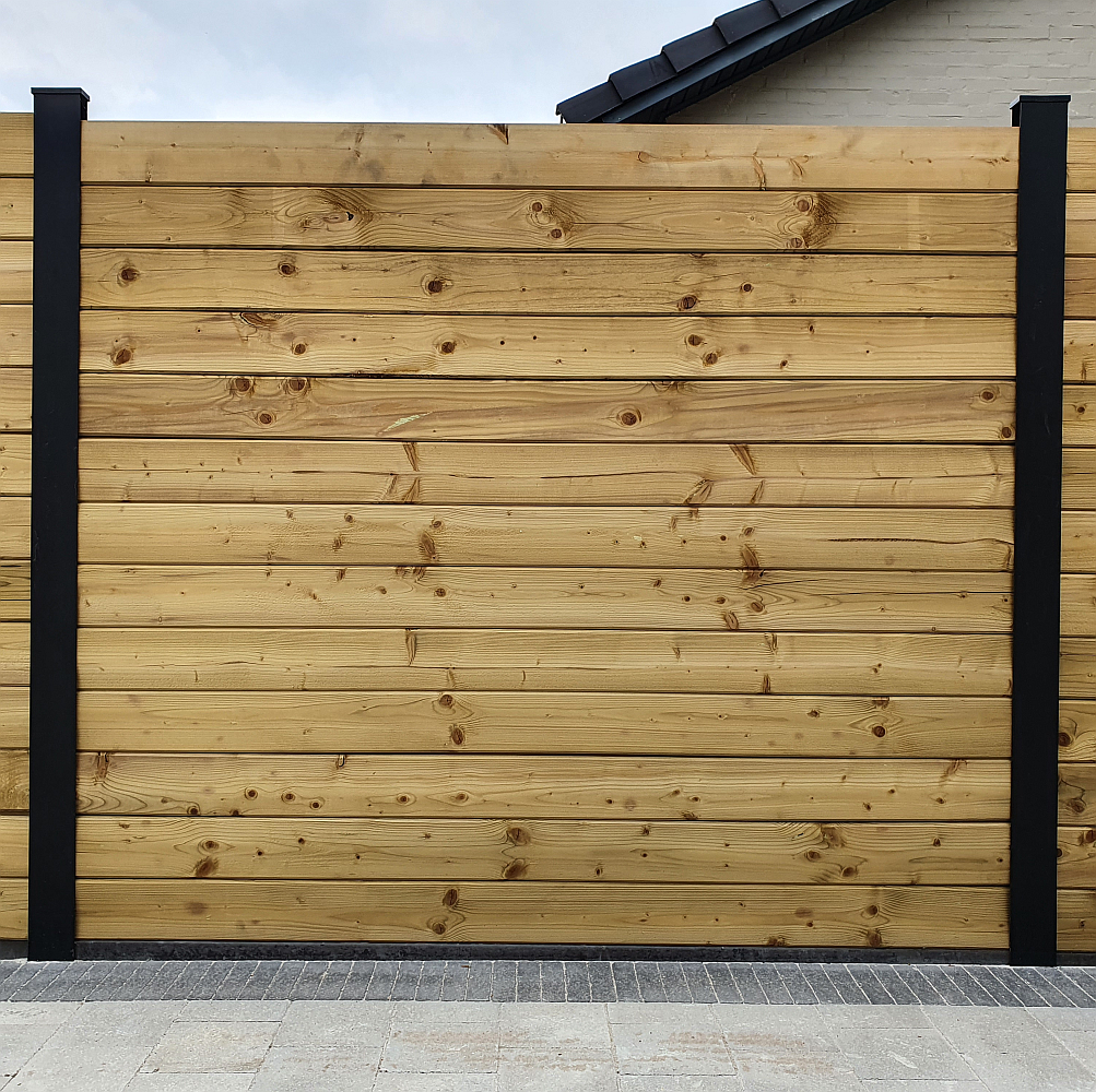 Moderne schutting met dikke tand en groef schuttingplanken