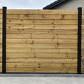 Moderne schutting met dikke tand en groef schuttingplanken
