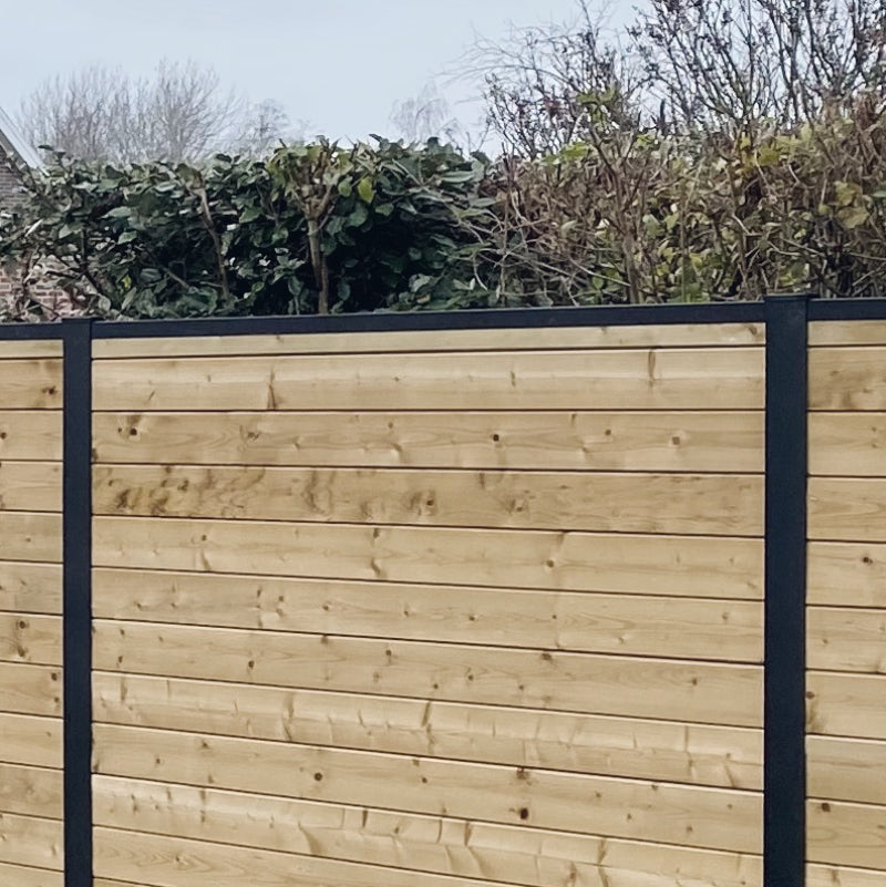 strakke houten schutting in stalen frame